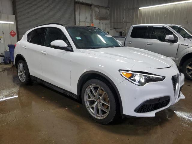 ZASFAKNN5J7C16756 - 2018 ALFA ROMEO STELVIO TI SPORT WHITE photo 4