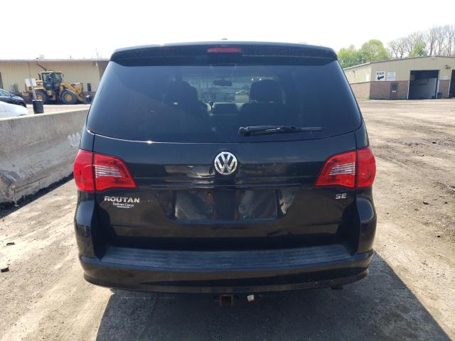 2C4RVABG8CR393636 - 2012 VOLKSWAGEN ROUTAN SE BLACK photo 6