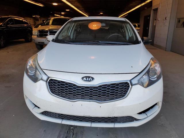 KNAFX4A64G5528828 - 2016 KIA FORTE LX WHITE photo 5