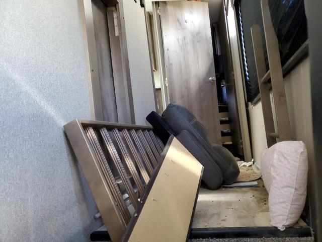 4YDF35728K1532127 - 2019 KEYSTONE SPRINTER WHITE photo 5