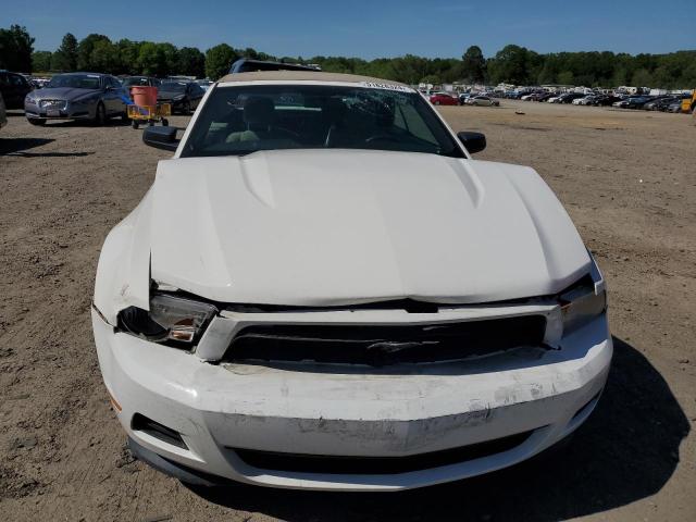 1ZVBP8EM2B5150435 - 2011 FORD MUSTANG WHITE photo 5