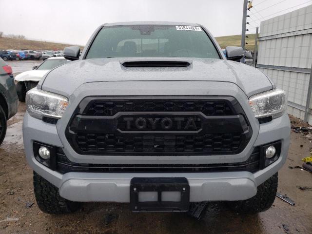 3TMCZ5AN7JM181378 - 2018 TOYOTA TACOMA DOUBLE CAB GRAY photo 5