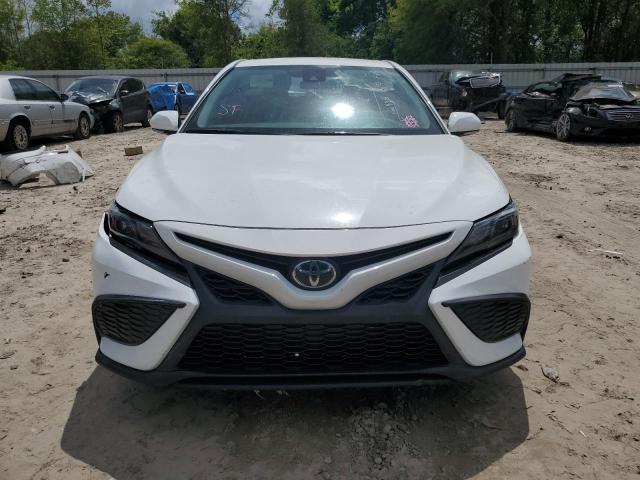 4T1G11AK0RU870219 - 2024 TOYOTA CAMRY SE NIGHT SHADE WHITE photo 5