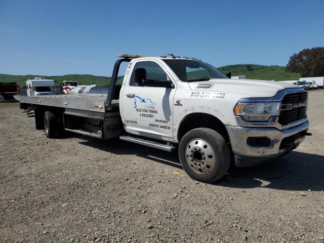 3C7WRMDL2KG537904 - 2019 RAM 5500 WHITE photo 4