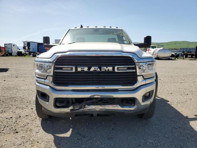 3C7WRMDL2KG537904 - 2019 RAM 5500 WHITE photo 5