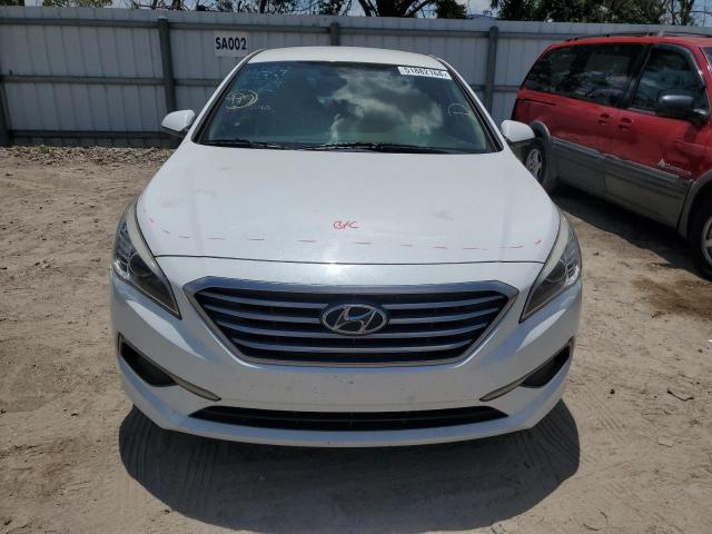 5NPE24AF5HH497703 - 2017 HYUNDAI SONATA SE WHITE photo 5