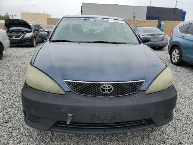 JTDBA32K060027018 - 2006 TOYOTA CAMRY SE BLUE photo 5