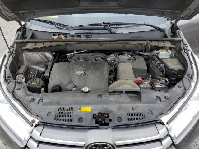 5TDKZRFH6JS529564 - 2018 TOYOTA HIGHLANDER SE GRAY photo 12