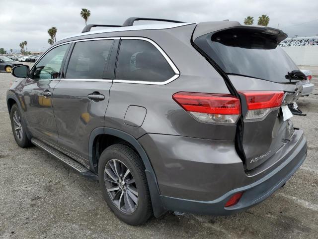 5TDKZRFH6JS529564 - 2018 TOYOTA HIGHLANDER SE GRAY photo 2