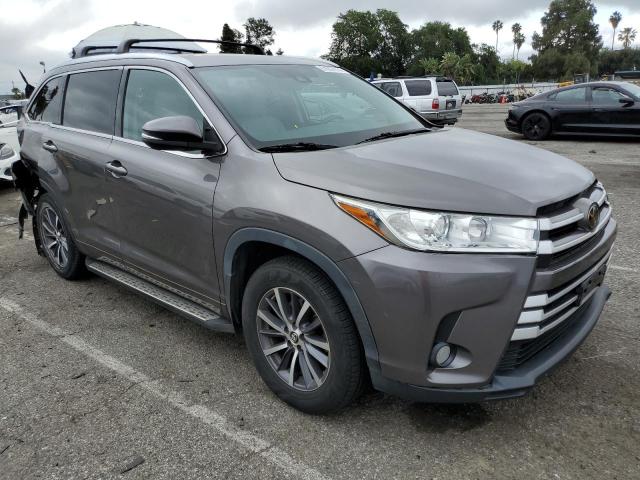 5TDKZRFH6JS529564 - 2018 TOYOTA HIGHLANDER SE GRAY photo 4