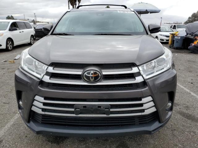 5TDKZRFH6JS529564 - 2018 TOYOTA HIGHLANDER SE GRAY photo 5