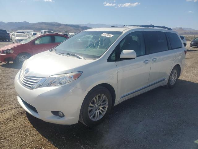 5TDYZ3DC2HS832138 - 2017 TOYOTA SIENNA XLE WHITE photo 1