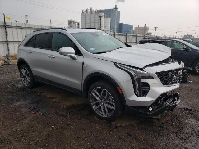 1GYFZFR40NF107170 - 2022 CADILLAC XT4 SPORT SILVER photo 4