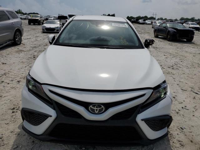 4T1T11AK0PU789961 - 2023 TOYOTA CAMRY SE NIGHT SHADE WHITE photo 5