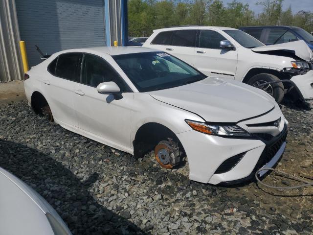 4T1B61HK0JU132779 - 2018 TOYOTA CAMRY XSE WHITE photo 4