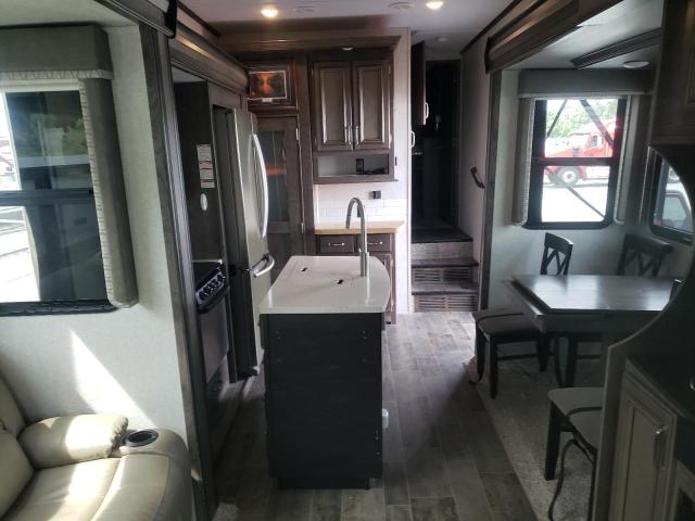 4YDF34524JA741358 - 2018 KEYSTONE MONTANA BEIGE photo 5