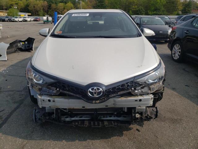 JTNKARJE7JJ558925 - 2018 TOYOTA COROLLA IM WHITE photo 5