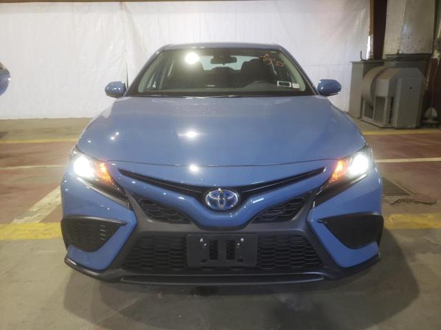 4T1G31AK8RU062596 - 2024 TOYOTA CAMRY SE NIGHT SHADE BLUE photo 5