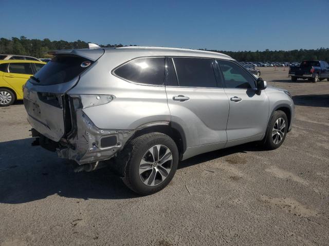 5TDGZRBH8NS225766 - 2022 TOYOTA HIGHLANDER XLE GRAY photo 3