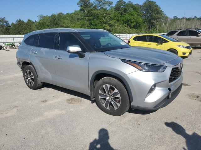 5TDGZRBH8NS225766 - 2022 TOYOTA HIGHLANDER XLE GRAY photo 4