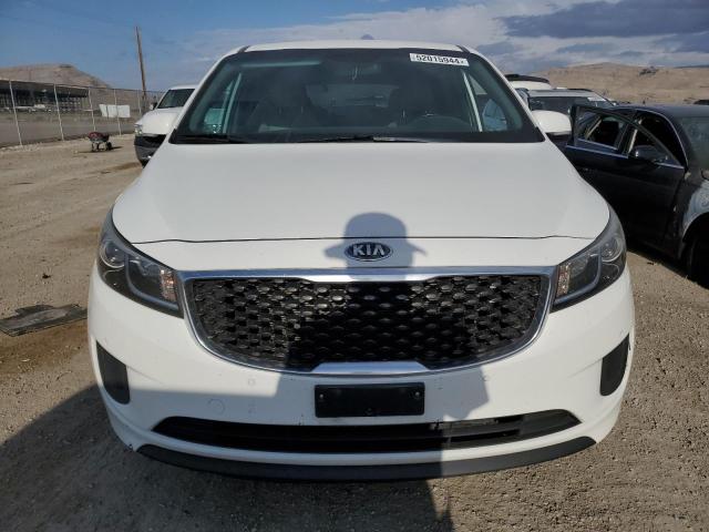 KNDMB5C19H6333707 - 2017 KIA SEDONA LX WHITE photo 5