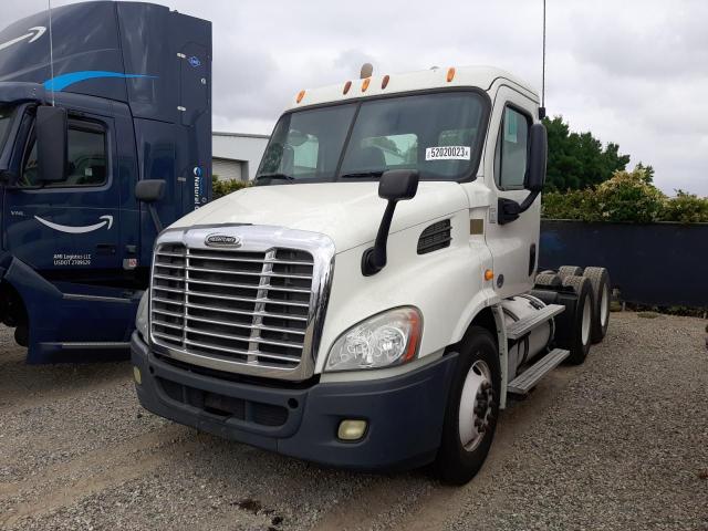 3AKJGBDVXESFZ4801 - 2014 FREIGHTLINER CASCADIA 1 WHITE photo 2