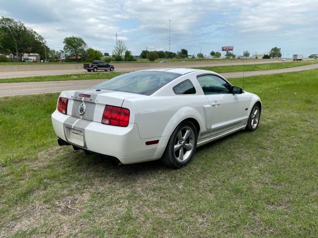 1ZVHT82HX75304300 - 2007 FORD MUSTANG GT WHITE photo 4