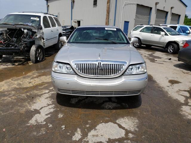 1LNHM81W33Y658258 - 2003 LINCOLN TOWN CAR EXECUTIVE SILVER photo 5