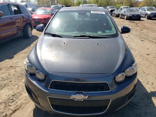 1G1JB6SG5D4193104 - 2013 CHEVROLET SONIC LS ნაცრისფერი ფოტო 5