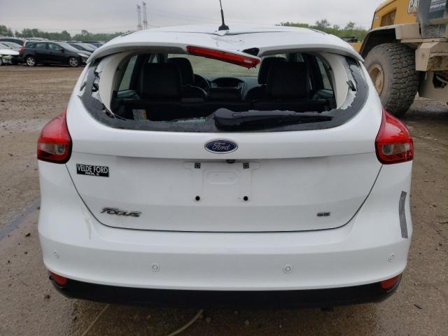 1FADP3K21GL299199 - 2016 FORD FOCUS SE WHITE photo 6