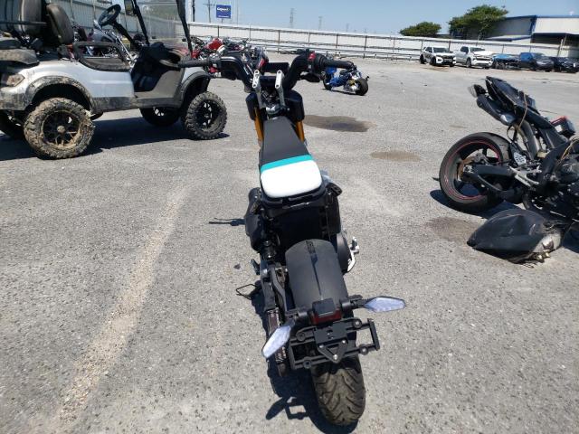 WB30C7309RRA74061 - 2024 BMW CE 02 BLACK photo 4