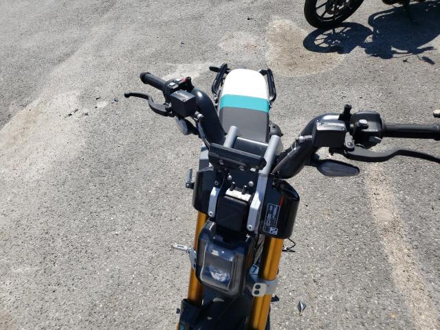 WB30C7309RRA74061 - 2024 BMW CE 02 BLACK photo 5