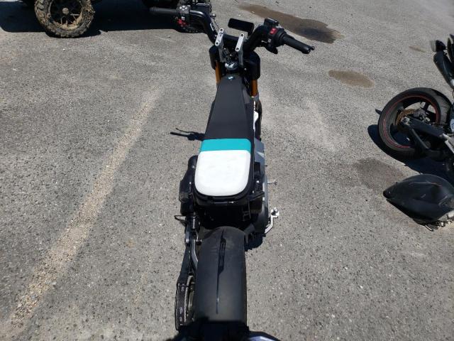 WB30C7309RRA74061 - 2024 BMW CE 02 BLACK photo 6