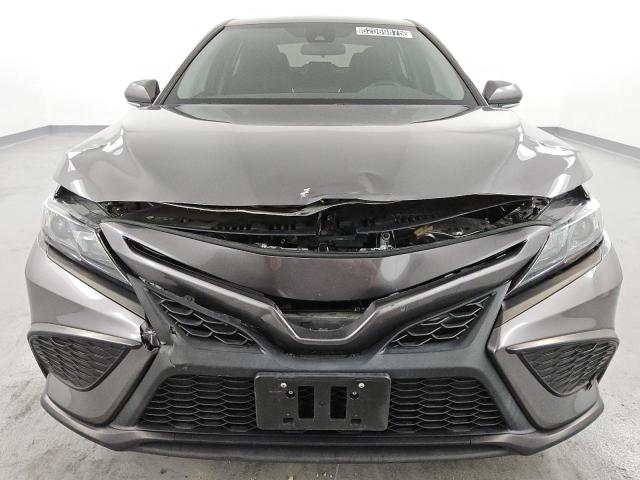 4T1G11AK4PU733698 - 2023 TOYOTA CAMRY SE NIGHT SHADE GRAY photo 5