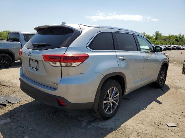 5TDJZRFH9JS536455 - 2018 TOYOTA HIGHLANDER SE SILVER photo 3