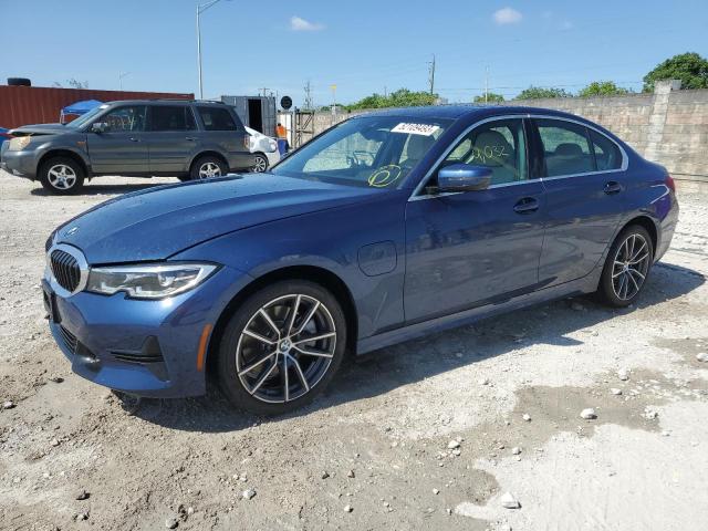3MW5P9J08M8C02176 - 2021 BMW 330XE Blau Foto 1
