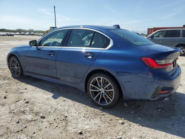 3MW5P9J08M8C02176 - 2021 BMW 330XE Blau Foto 2