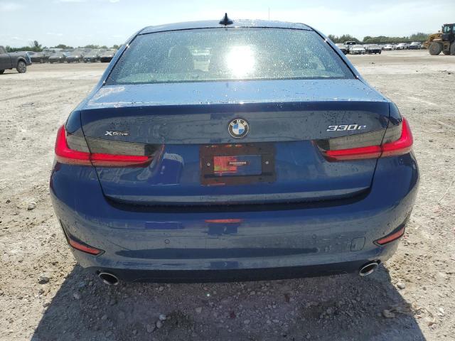 3MW5P9J08M8C02176 - 2021 BMW 330XE Blau Foto 6