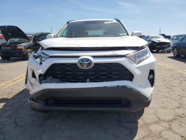 2T3P1RFV0MC239070 - 2021 TOYOTA RAV4 XLE WHITE photo 5