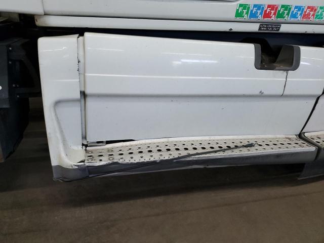 1FUJGLDR9BSAU1725 - 2011 FREIGHTLINER CASCADIA 1 WHITE photo 9