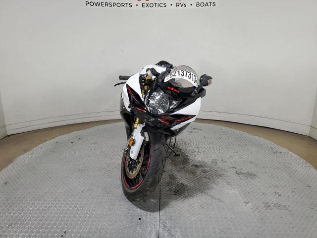 JS1GR7MA0K7100068 - 2019 SUZUKI GSX-R750 WHITE photo 2