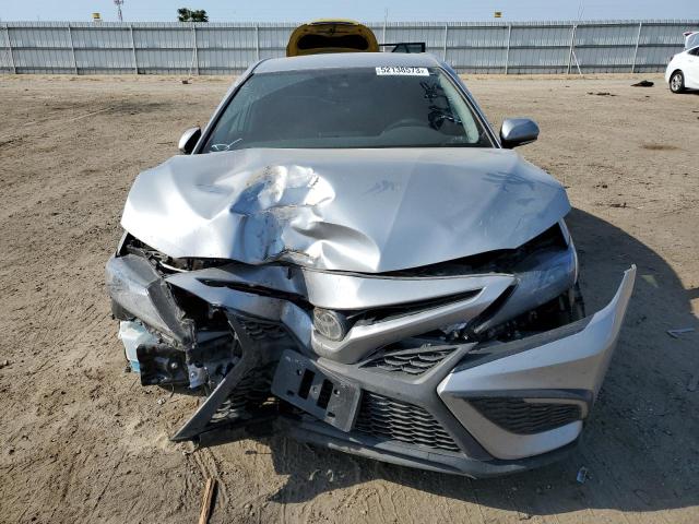 4T1G11AK3PU087635 - 2023 TOYOTA CAMRY SE NIGHT SHADE SILVER photo 5