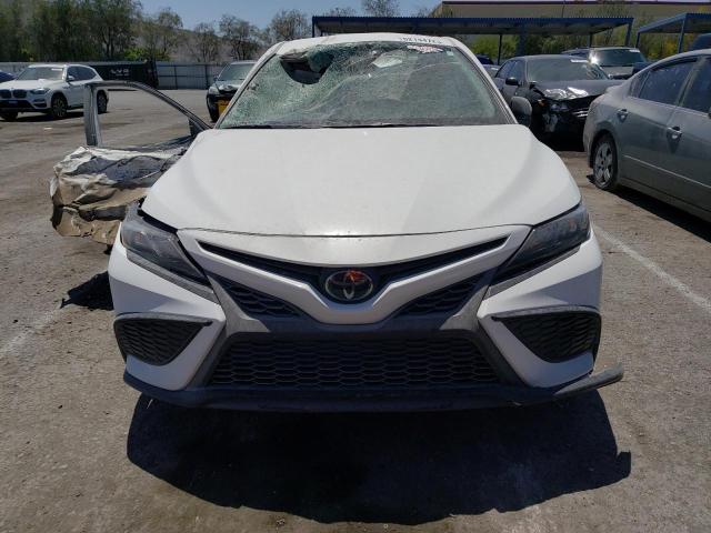 4T1G11AK5PU108081 - 2023 TOYOTA CAMRY SE NIGHT SHADE WHITE photo 5