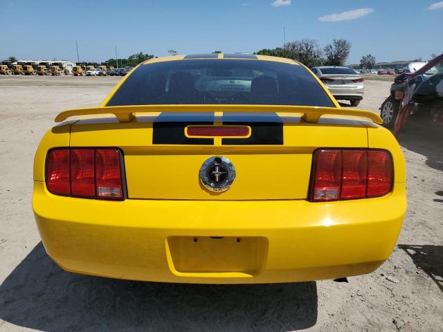1ZVFT80NX65114995 - 2006 FORD MUSTANG YELLOW photo 6
