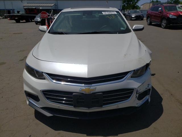 1G1ZH5SX0HF285940 - 2017 CHEVROLET MALIBU PREMIER WHITE photo 5