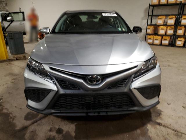 4T1G11AK9PU801123 - 2023 TOYOTA CAMRY SE NIGHT SHADE SILVER photo 5