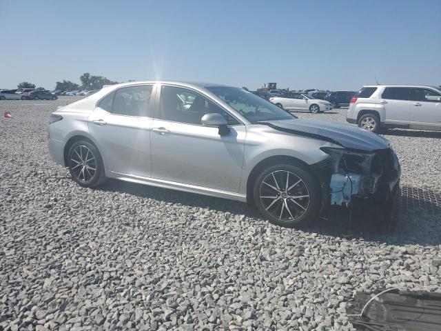 4T1G11AK3PU758513 - 2023 TOYOTA CAMRY SE NIGHT SHADE SILVER photo 4