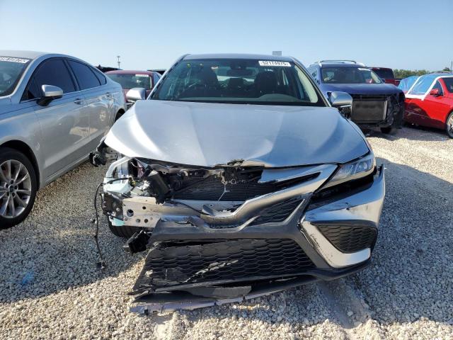 4T1G11AK3PU758513 - 2023 TOYOTA CAMRY SE NIGHT SHADE SILVER photo 5