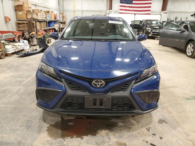 4T1G11BK1RU118382 - 2024 TOYOTA CAMRY SE NIGHT SHADE BLUE photo 5