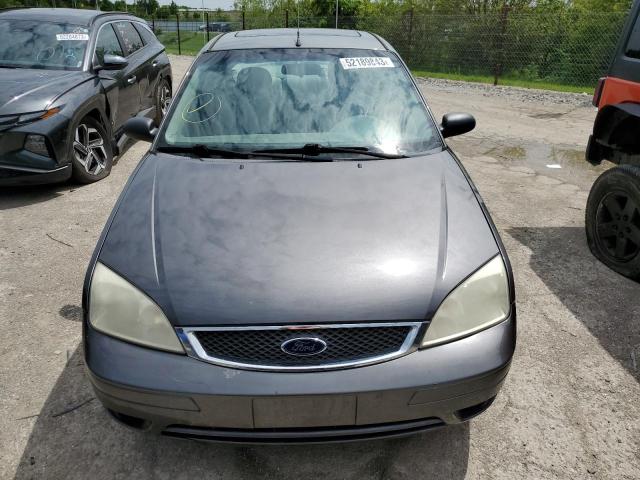 1FAFP34N15W165272 - 2005 FORD FOCUS ZX4 GRAY photo 5